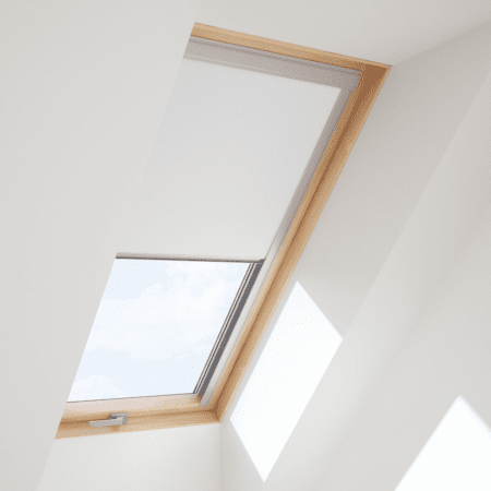 roleta wewnetrzna uniwersalna do okna dachowego DUA RoofLITE prowadnice 4208 biala