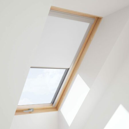 roleta zaciemniajaca DUA do okien dachowych RoofLITE i fakro velux optilight 4208 biala 2 scaled 1