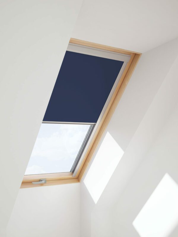 roleta zaciemniajaca DUA do okien dachowych RoofLITE i fakro velux optilight 4212 granatowa 2 scaled 1