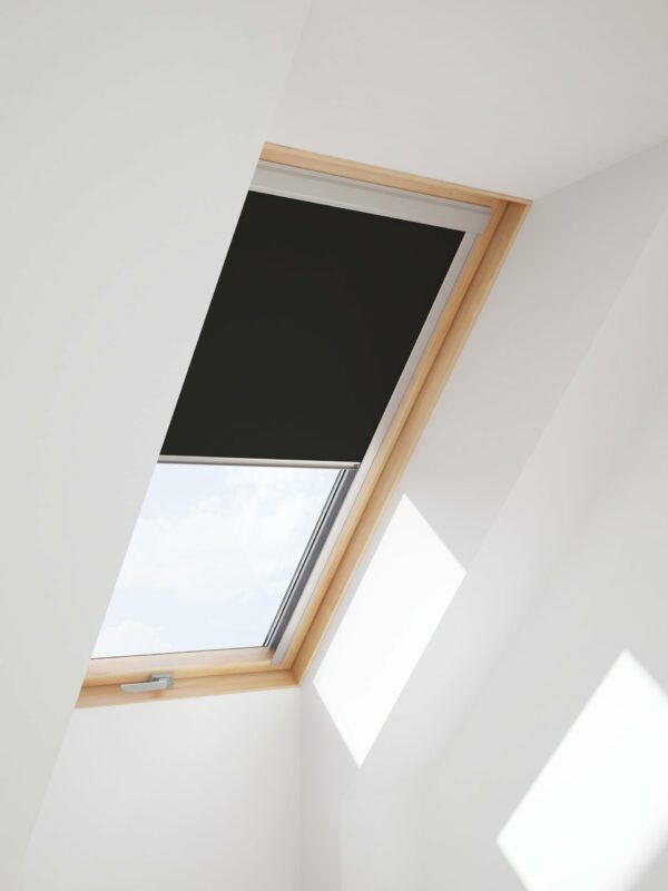 roleta zaciemniajaca DUA do okien dachowych RoofLITE i fakro velux optilight wewnetrzna 4249 czarny 2 scaled 1