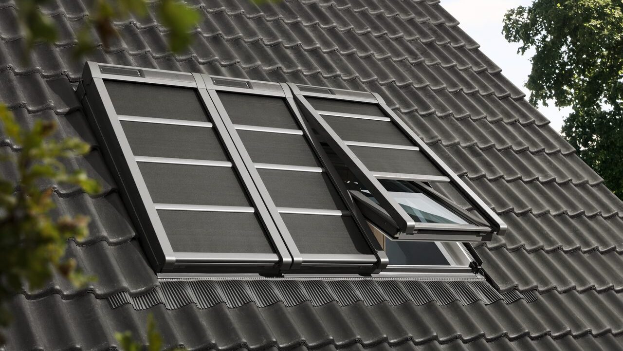 Roleta zewnetrzna solarna markiza sss velux rooflite  dakea SSR SSL 78x118 78x140 e1711481971251
