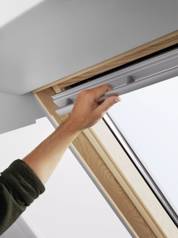 Okna_dachowe_drewniane_GLL_1061B_dolna_klamka_VELUX_78×140_budujemy.eu